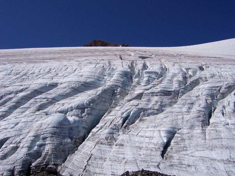 Datei:Layers of ice Hayden Glacier 2004.JPG