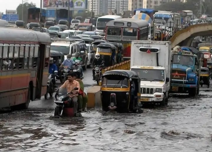 Datei:Flooding Mumbai 2017.jpg