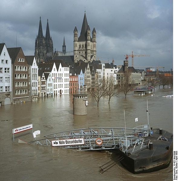 Datei:Köln Rheinufer Hochwasser.jpg