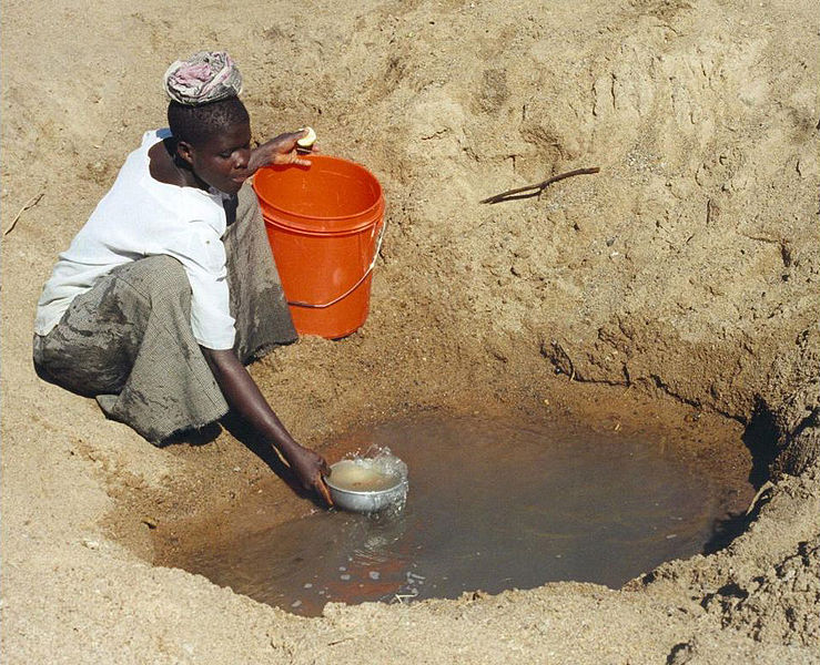 Datei:Mwamongu water source.jpg