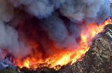 Waldbrand oberhalb des Simi Valley 2003 Flammen des Simi-Valley-Feuers an einem Berghang Lizenz: public domain